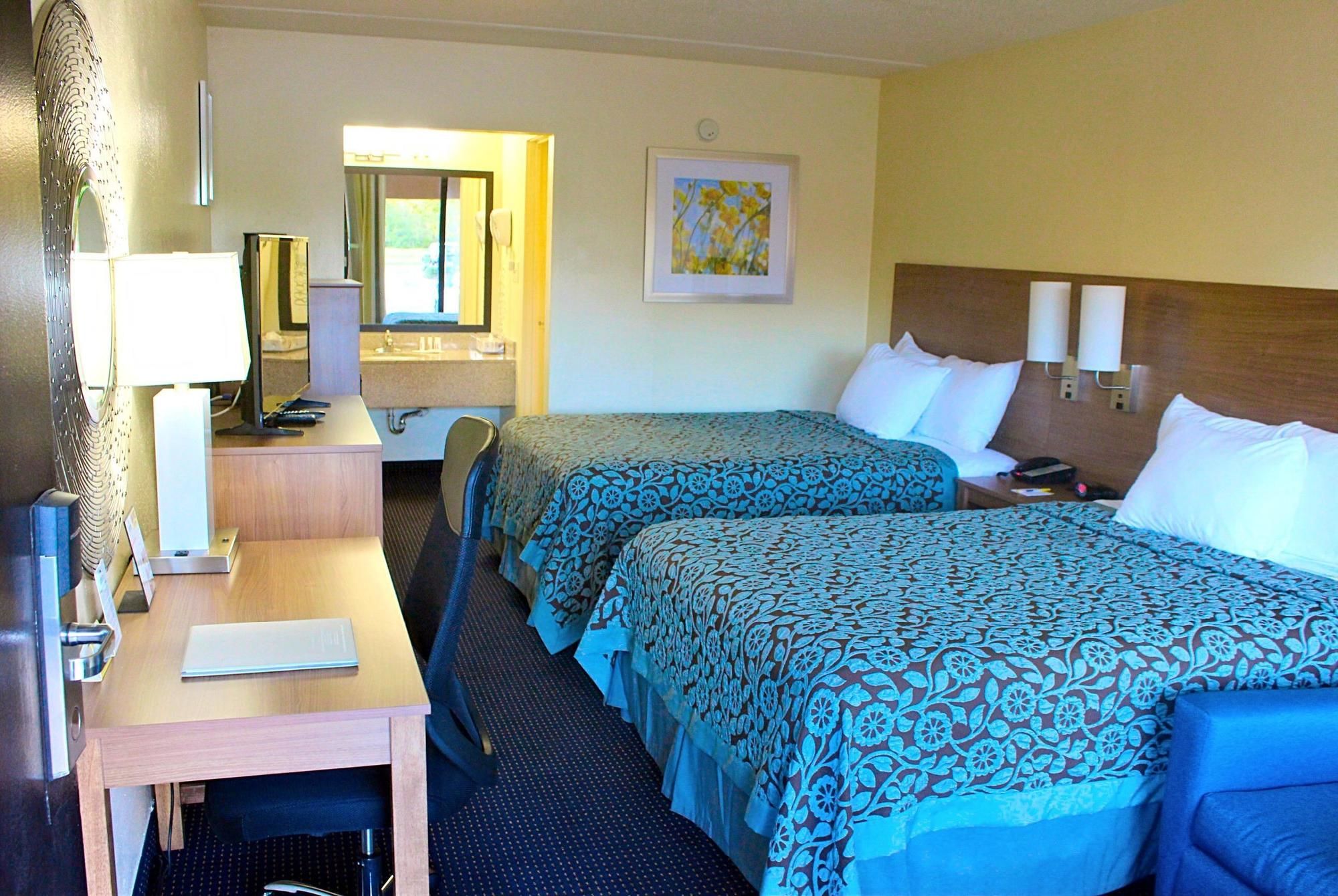 Фото Days Inn by Wyndham Newark Wilmington