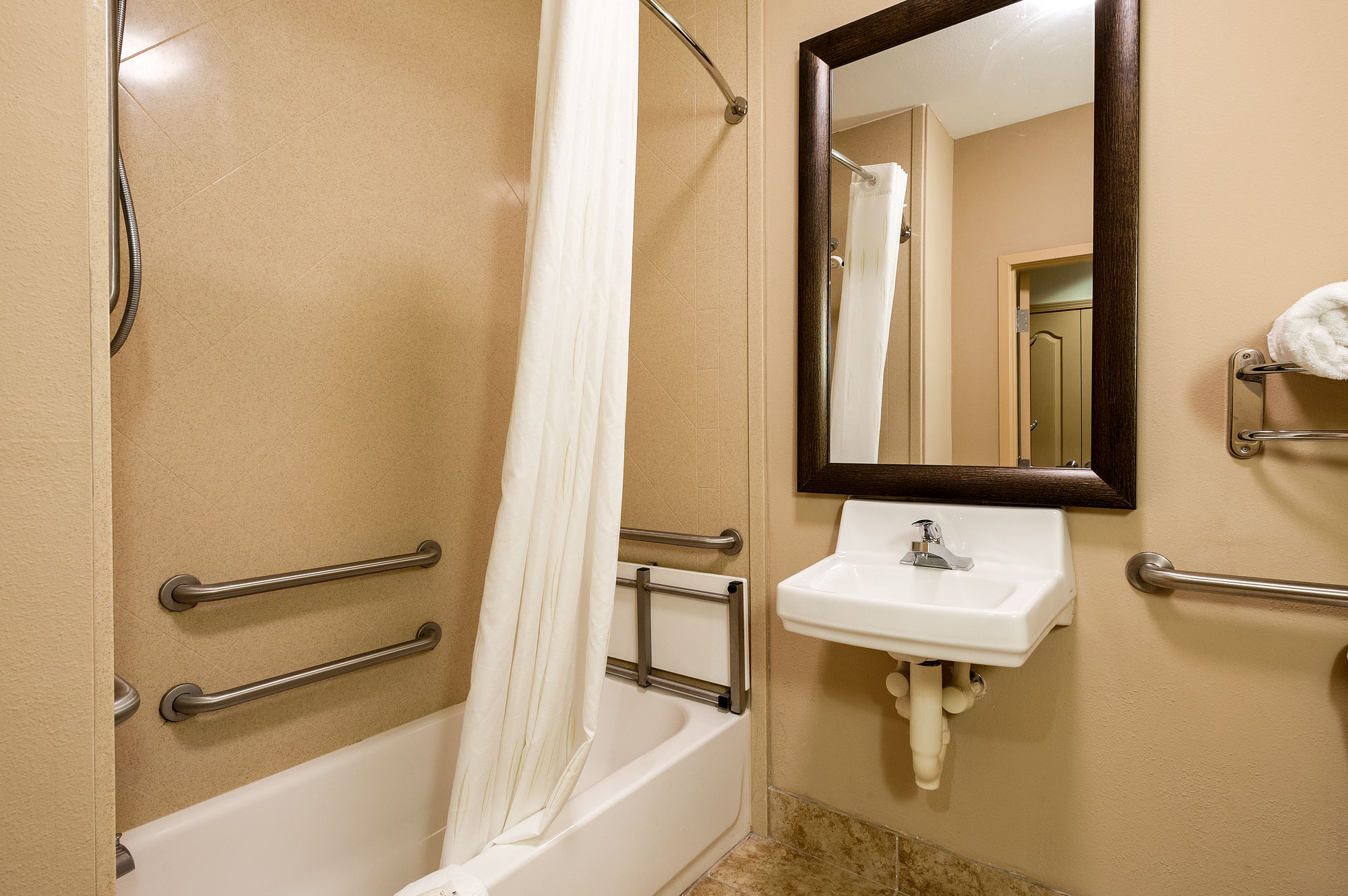 Фото Comfort Suites Oil Center