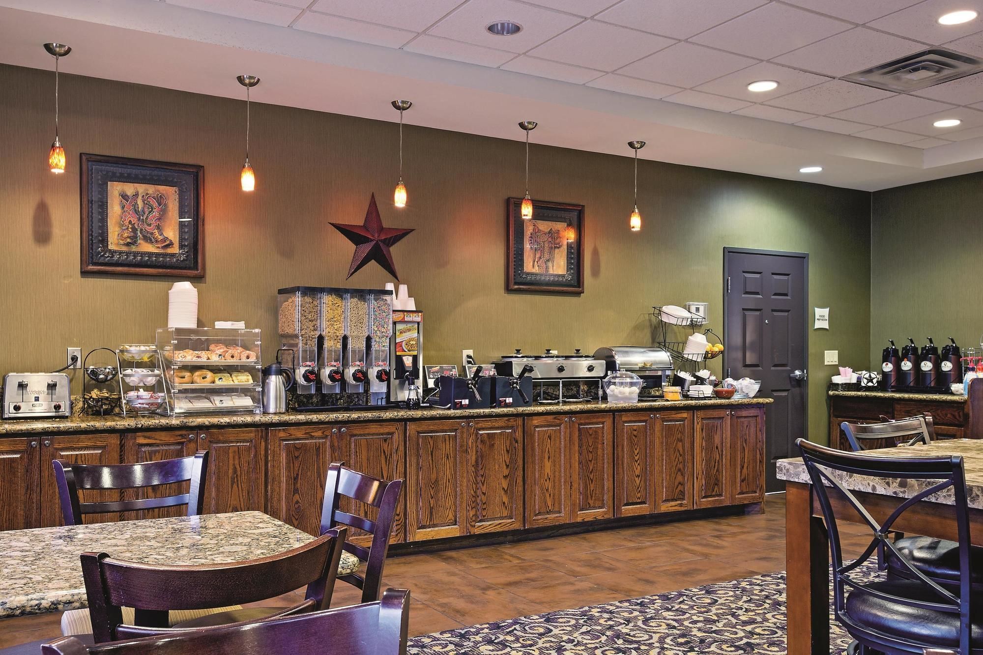 Фото La Quinta Inn & Suites by Wyndham Fort Worth Ne Mall