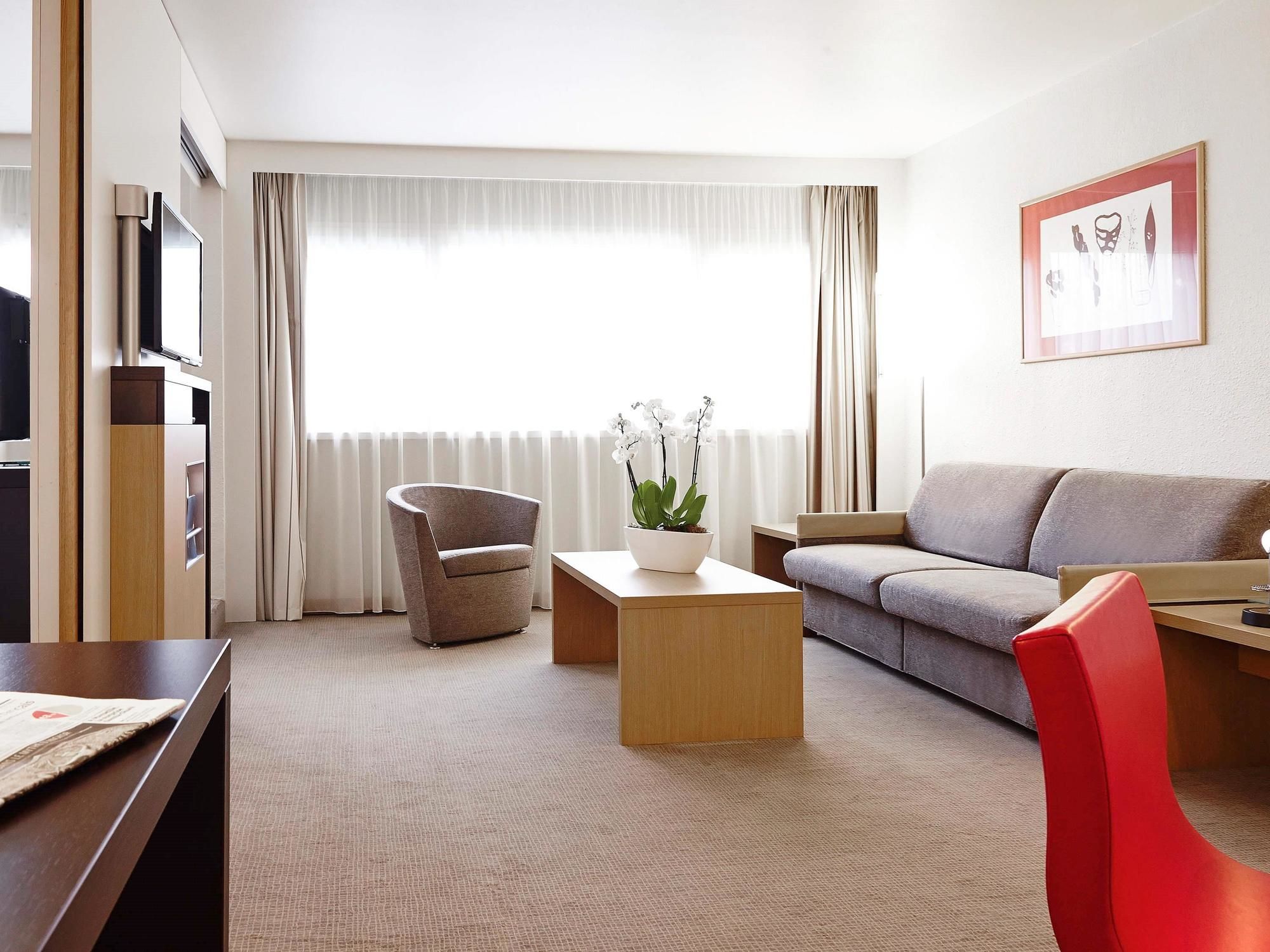 Фото Novotel Chennai Chamiers Road Hotel