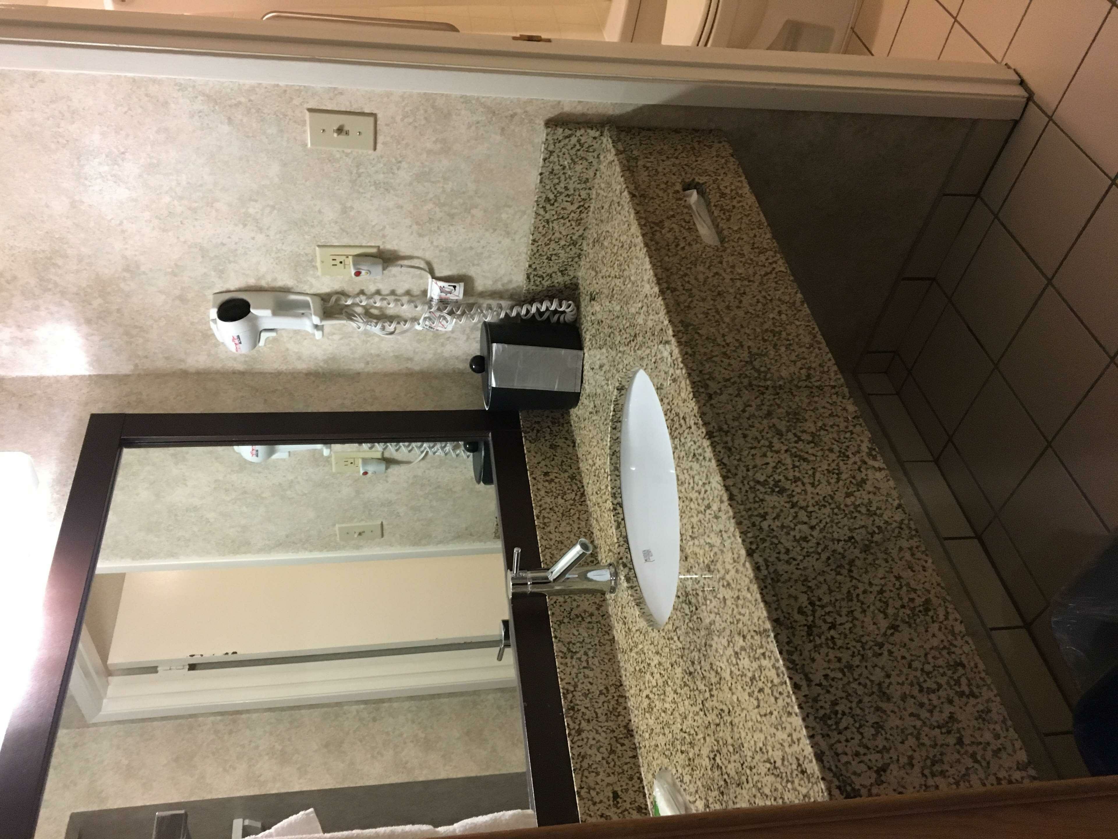 Фото Coast West Edmonton Hotel & Conference Centre