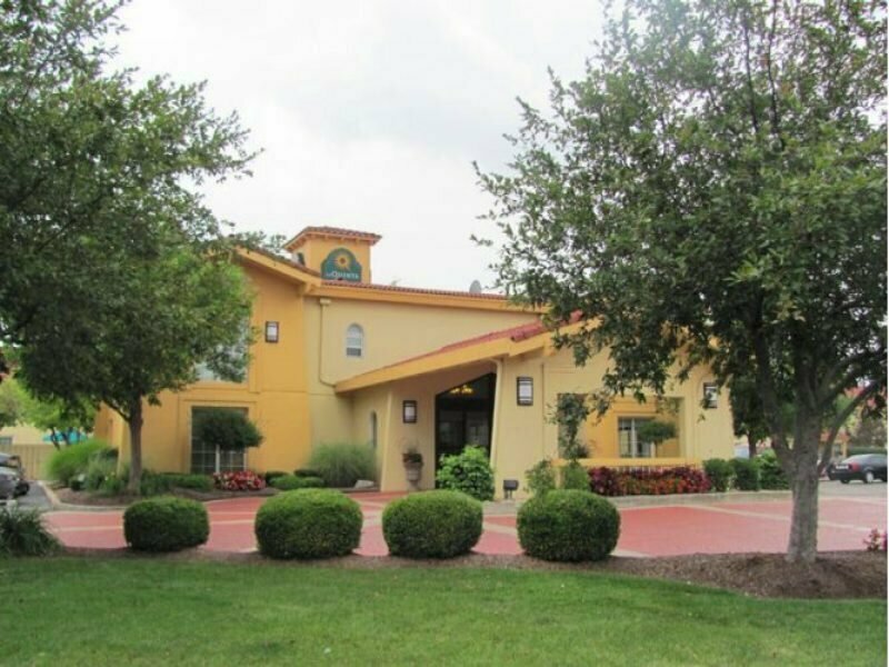 Гостиница La Quinta Inn by Wyndham Indianapolis Airport Lynhurst в Индианаполисе