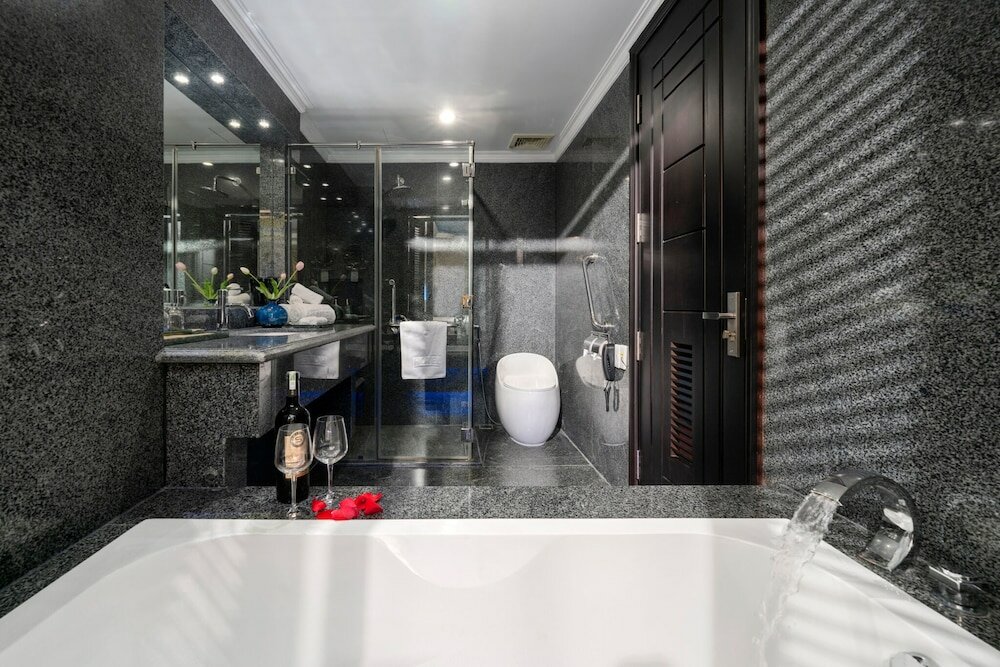 Фото V-Hotel Da Nang Beach