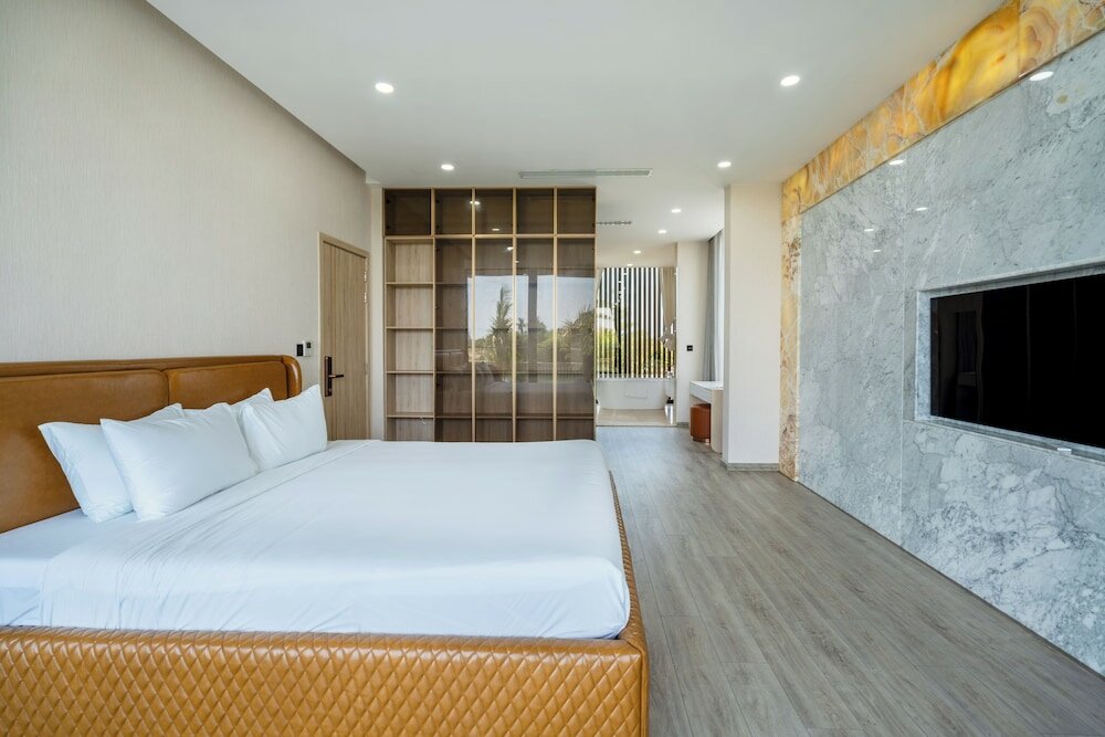 Фото Deluxe Riverfront Pool Villas Danang