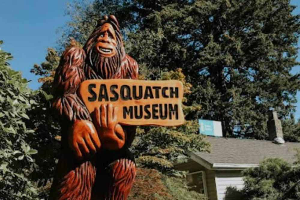 Фото Elevated Escapes 2br Suite Overlooking Lake