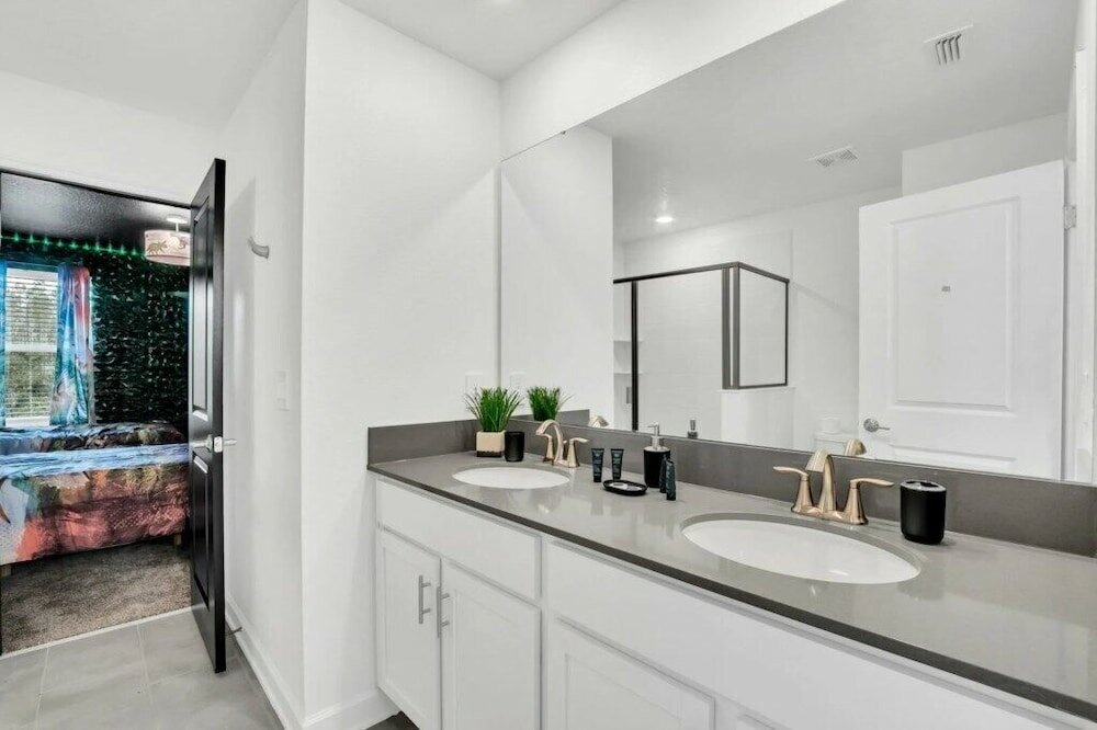 Фото Jurassic Water View @storey Lake by Shine Villas! Sleeps up to 24! № 021