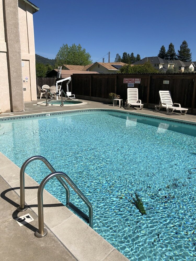 Фото Cloverdale Wine Country Inn & Suites