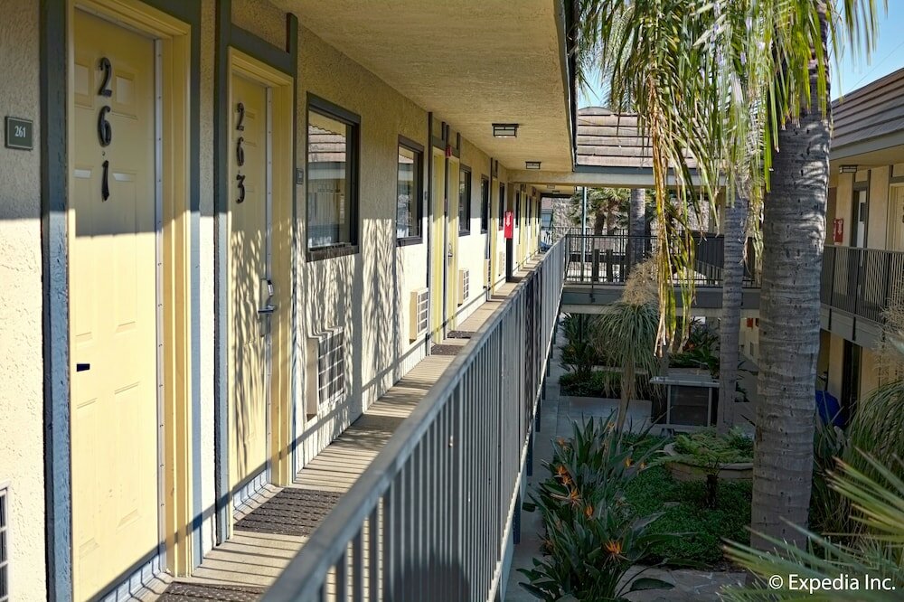 Фото Key Inn & Suites