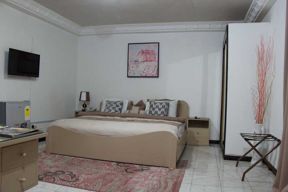 Фото Hill View Hotel McCarthy Hills