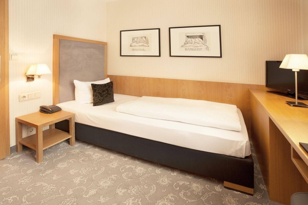 Фото Townhouse Hotel