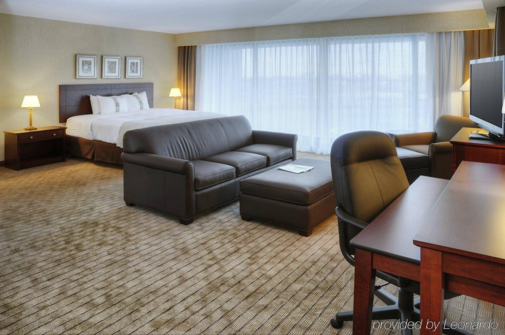 Фото Holiday Inn Toronto Airport East