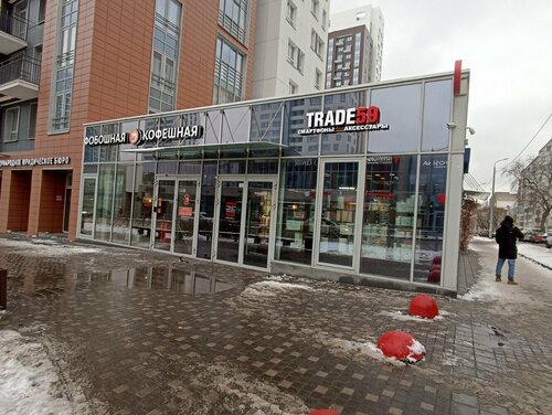 Бір қыз кеудесін ұстайды