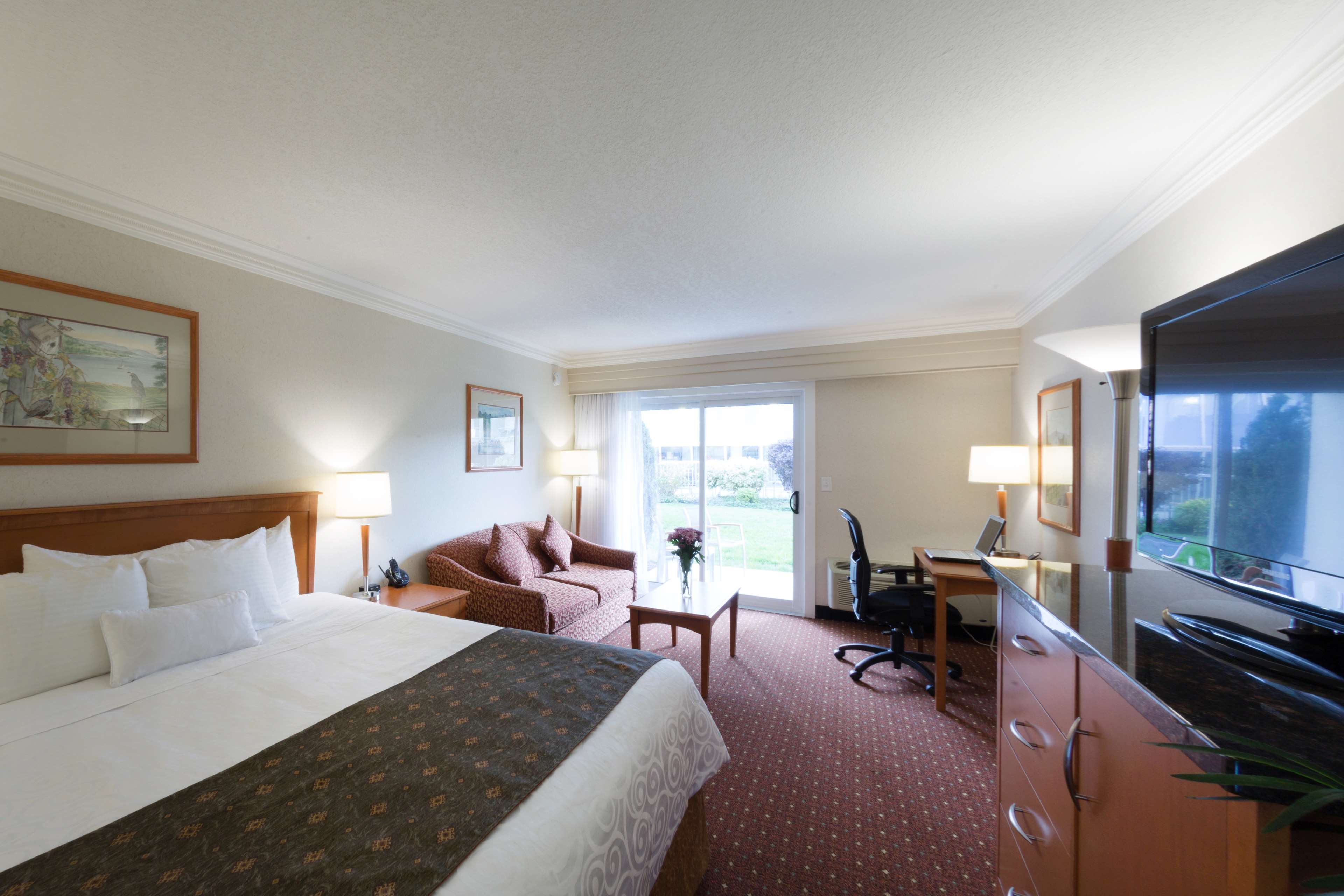 Фото Best Western Plus Kelowna Hotel & Suites