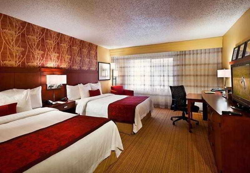 Фото Courtyard by Marriott Baton Rouge Siegen Lane