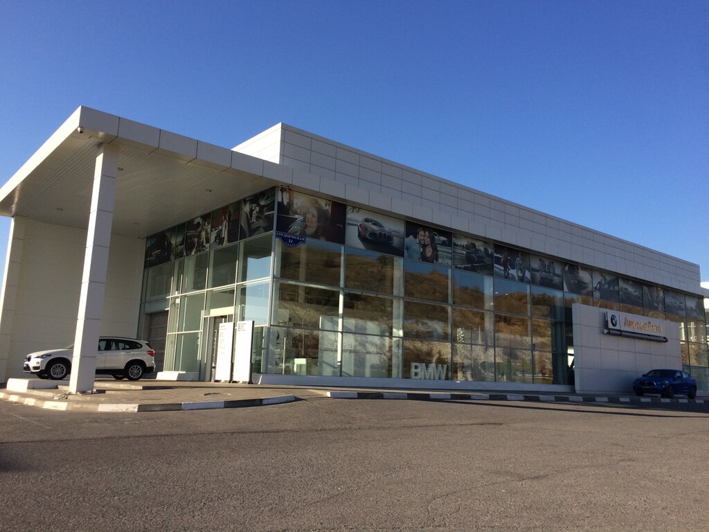 Воронежская "АврораАвто" организовала экспозицию автомобилей "Мерседес" G-класса