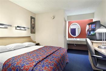 Фото Red Roof Inn Detroit - Farmington Hills