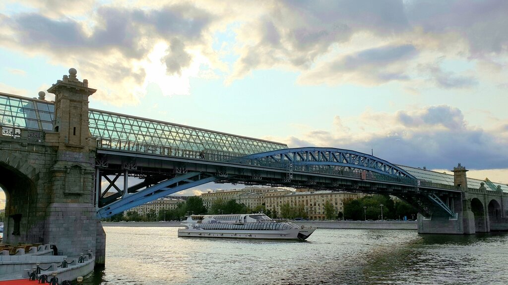 Genre sculpture Pushkin Bridge, Moscow, photo