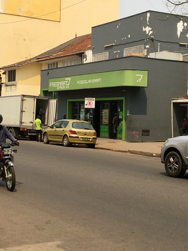 Supermarket Fresmart, Loanda, photo