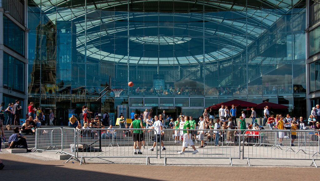 Shopping mall The Forum, England, photo
