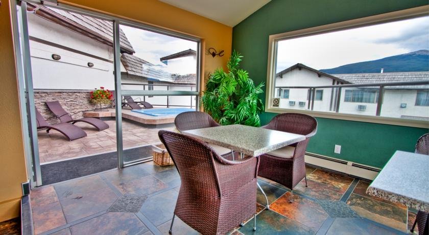 Фото Whistlers Inn Hotel