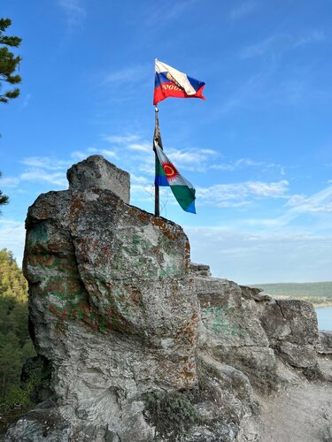 Екі лесбиянка үшіншісін жалайды