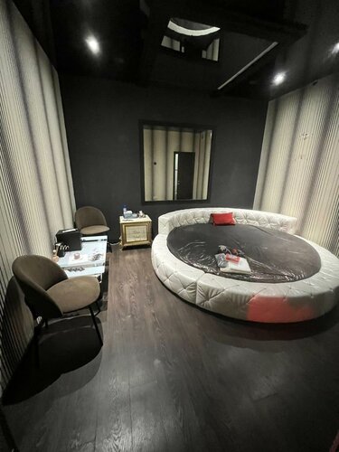 Жаттығу залының мұғалімі порно түсіріп жатқан.