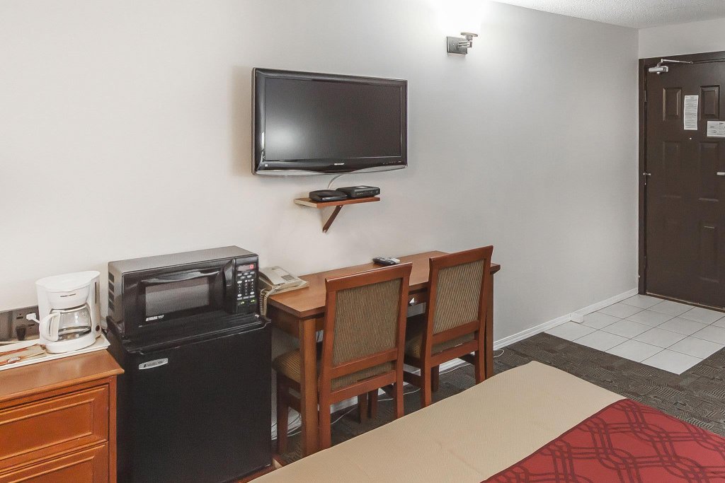 Фото Econo Lodge Inn & Suites