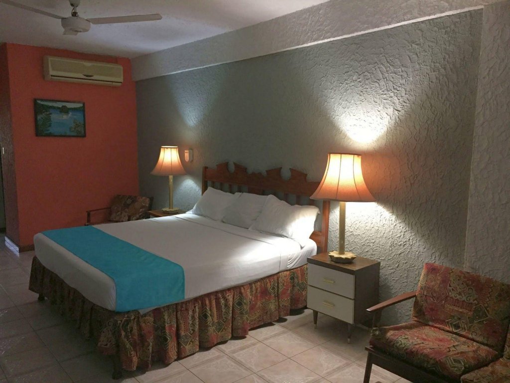 Фото Cariblue Beach Hotel and Scuba Diving Resort