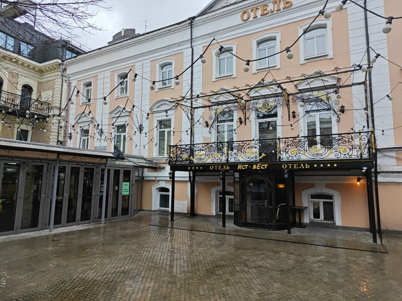 Фото Ист Вест