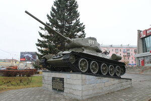 Tank Т-34 (Altai Territory, Barnaul, Zashitnikov Stalingrada Boulevard), monumento a la tecnología