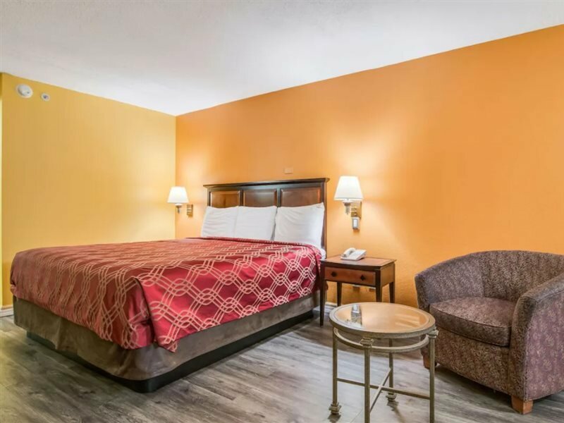 Фото Econo Lodge At Six Flags