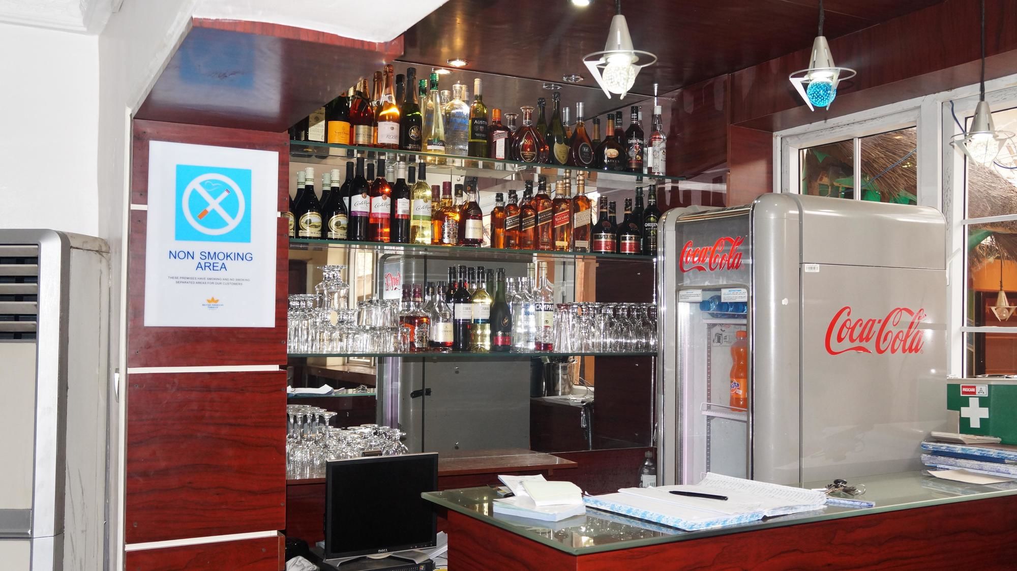 Фото Charlies Place And Suite