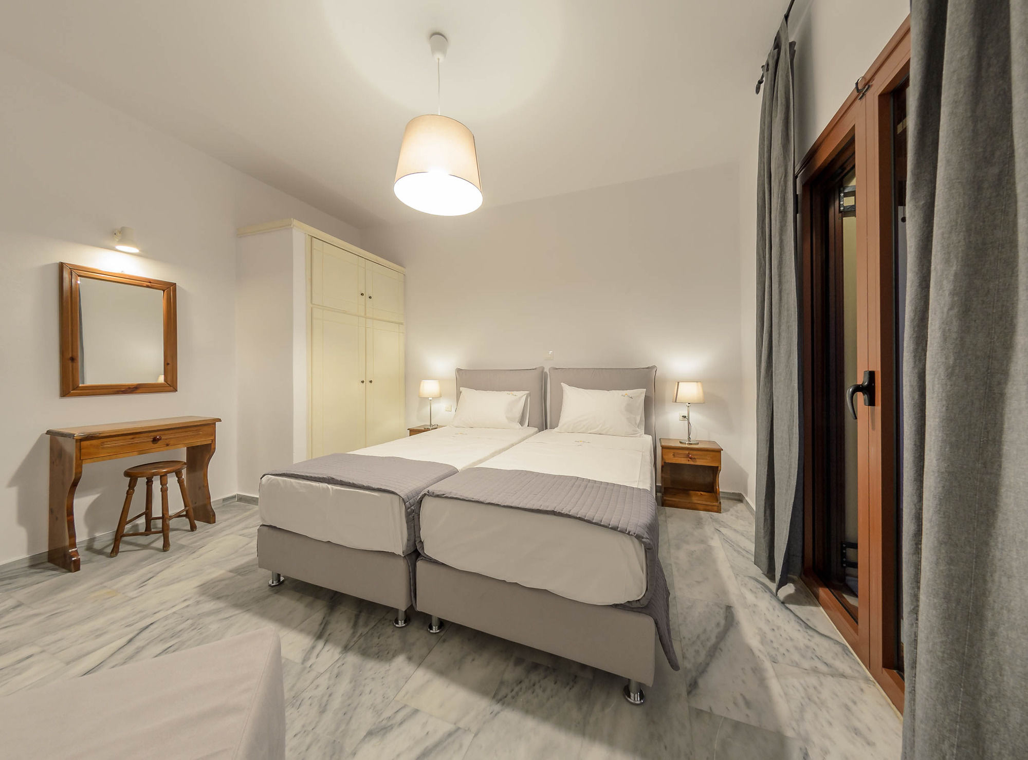 Фото Kiki Studios & Apartments