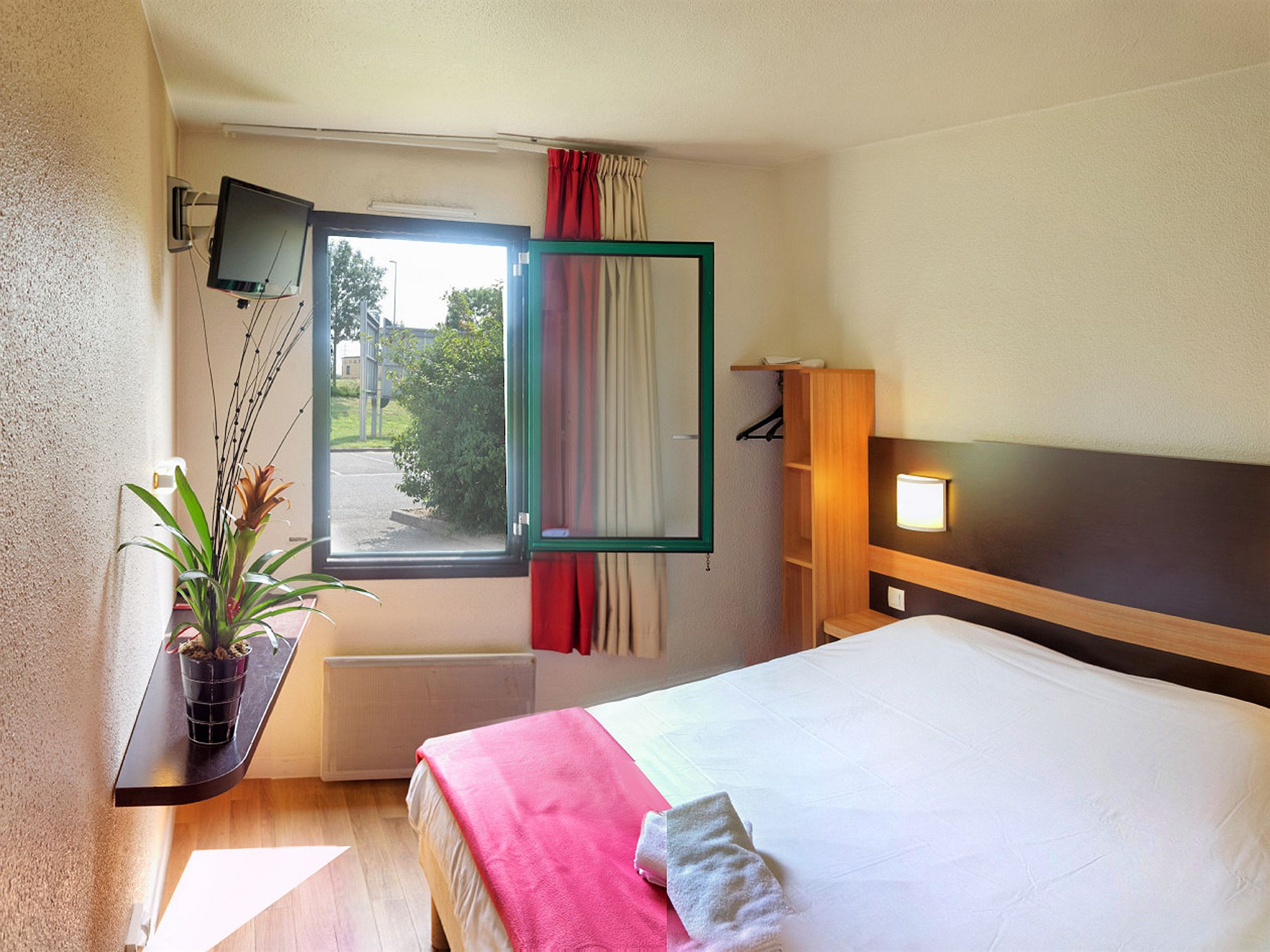 Фото Hôtel Inn Design Chartres Resto Novo