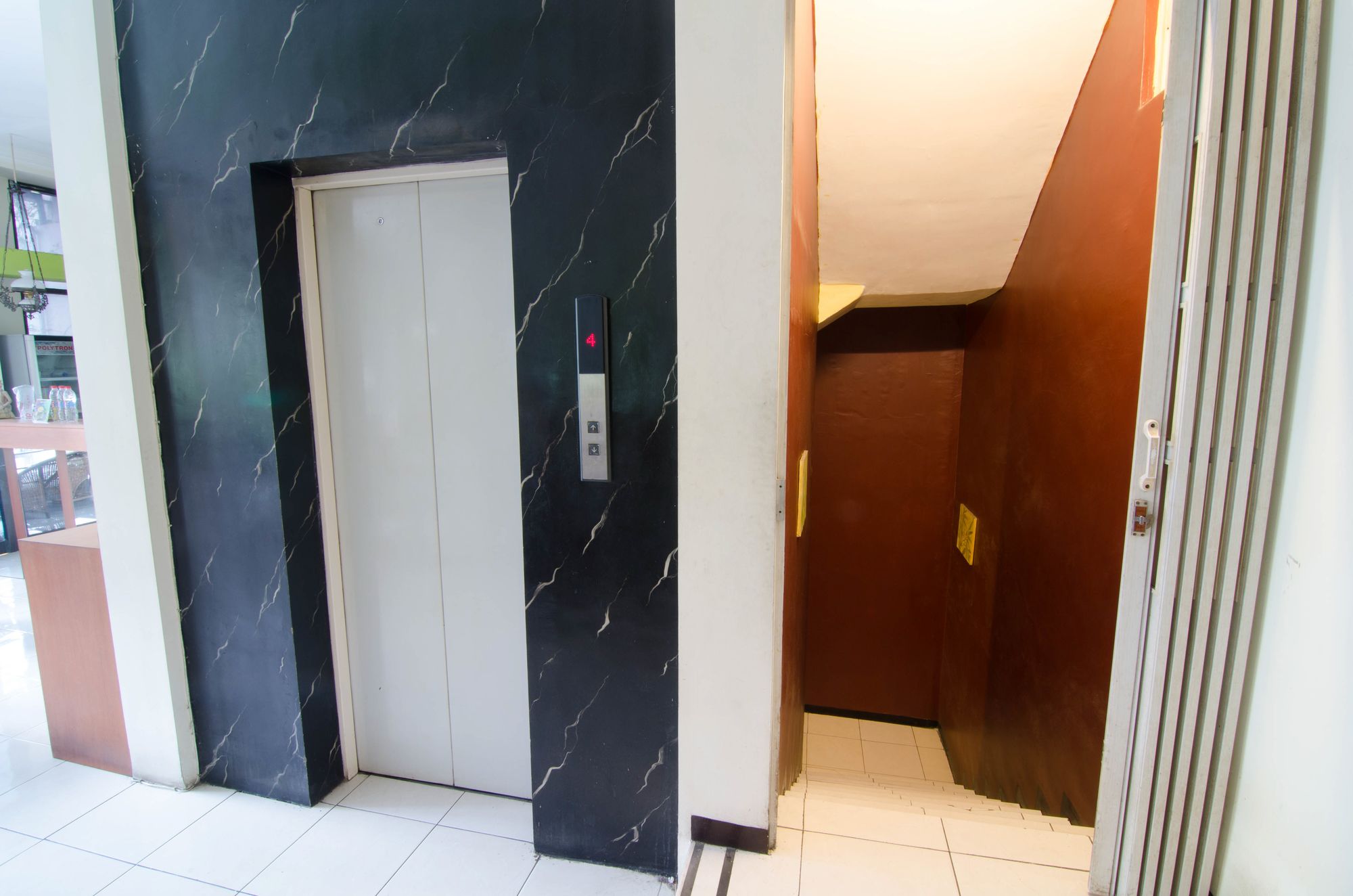 Фото RedDoorz near Gubeng Station