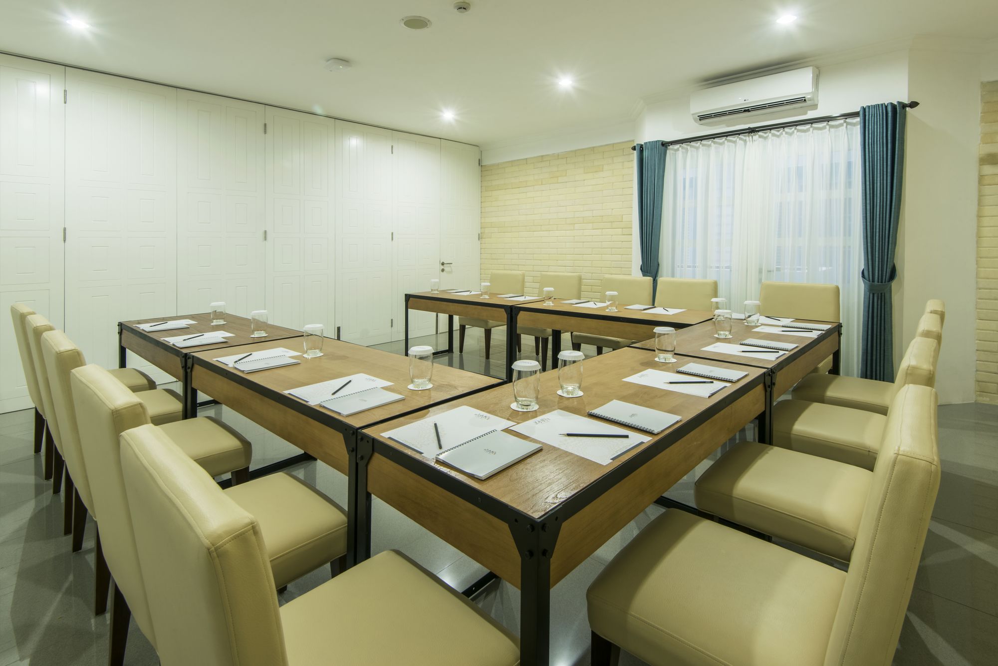 Фото Yan's House Hotel