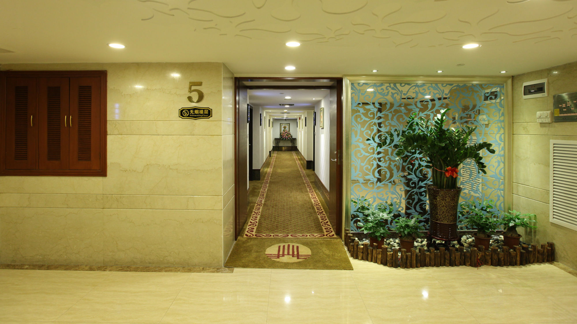 Фото New World Hotel