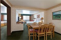 Фото Holiday Inn Express Hotel & Suites Raton, an Ihg Hotel