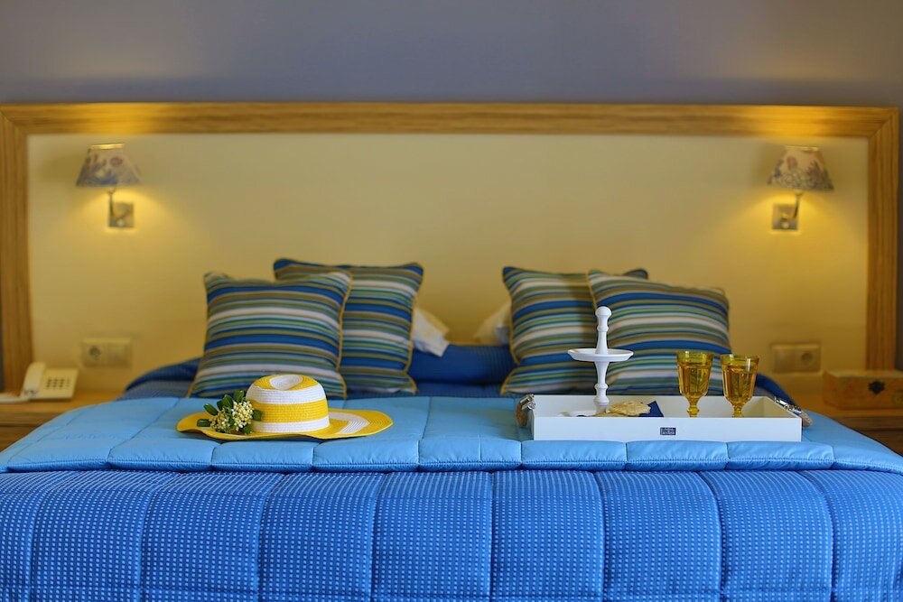 Фото Dolphin Bay Hotel