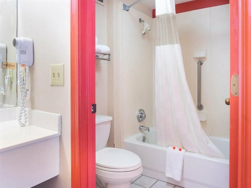 Фото Oyo Hotel Adairsville Hwy 140