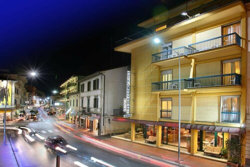 Внешний вид отеля Hotel Nuovo Savi в Монтекатини-Терме, фото 3