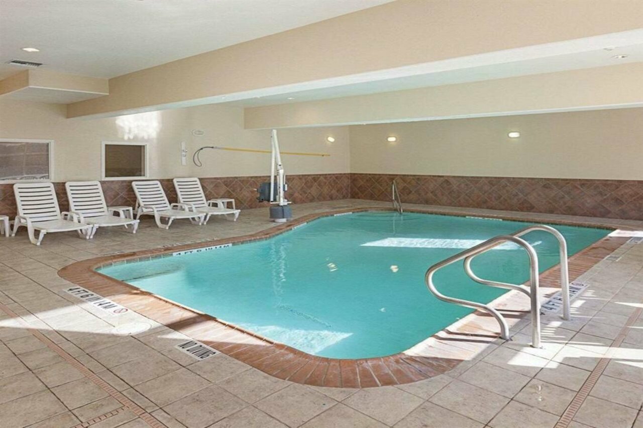 Фото Comfort Suites Medical Center near Six Flags