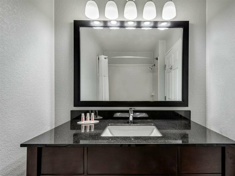 Фото Days Inn & Suites by Wyndham Dallas