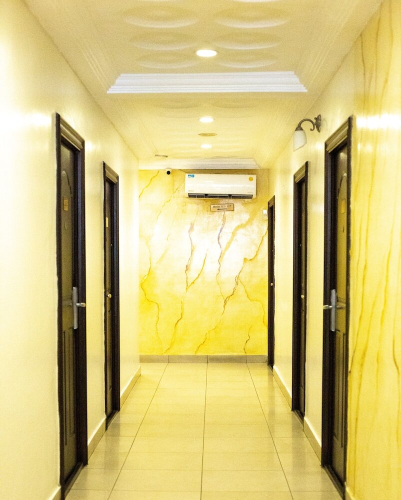 Фото Airport West Hotel