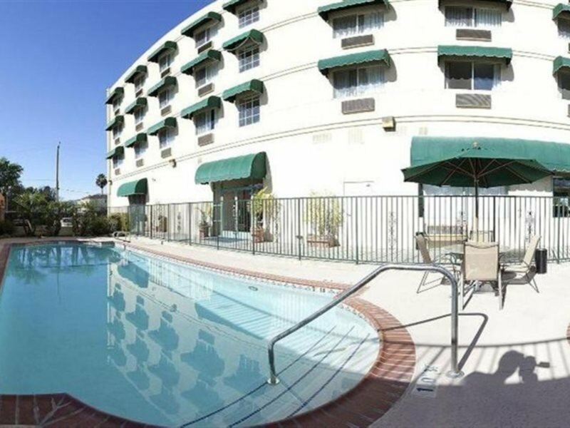 Фото Holiday Inn Express & Suites Pasadena - Los Angeles