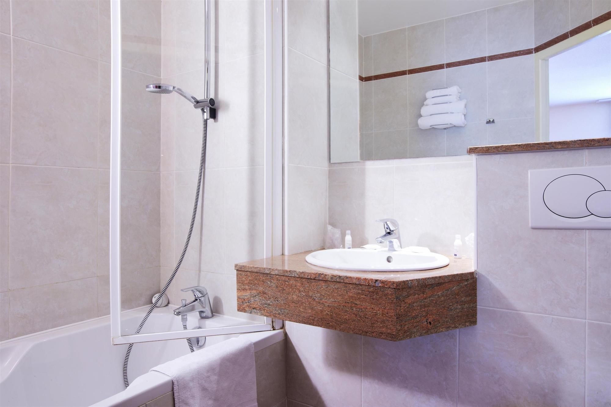 Фото Kyriad Nimes Ouest