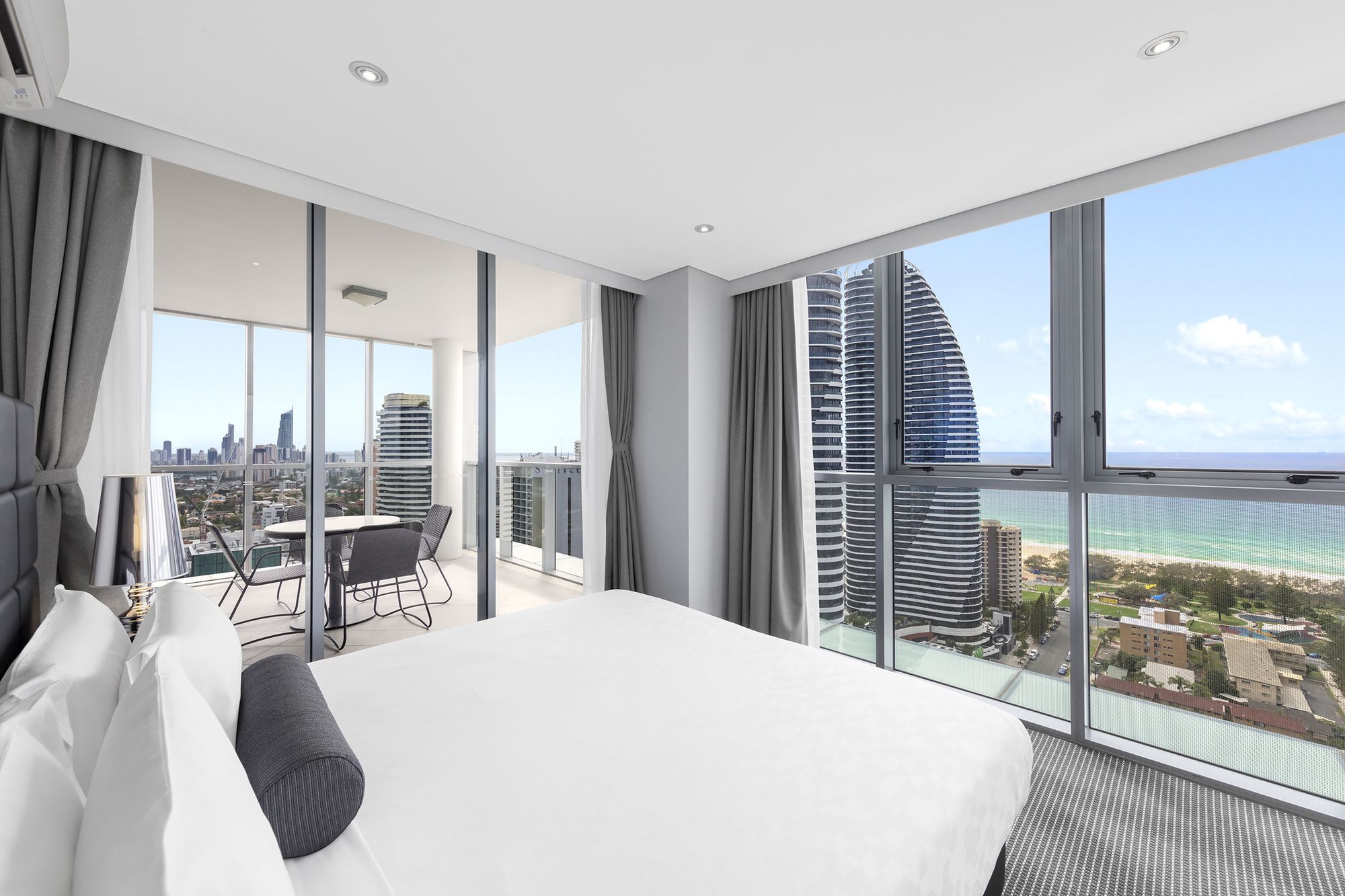 Фото Meriton Suites Broadbeach, Gold Coast