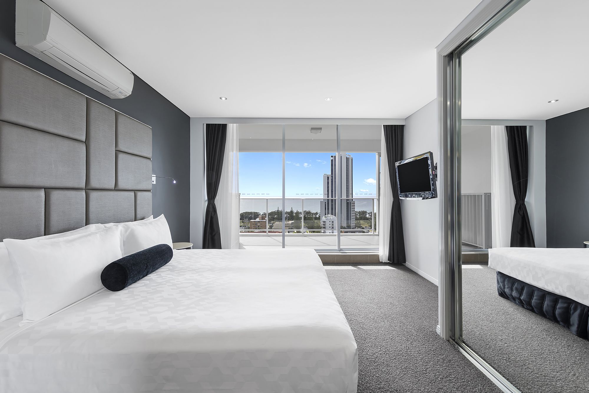 Фото Meriton Suites Broadbeach, Gold Coast