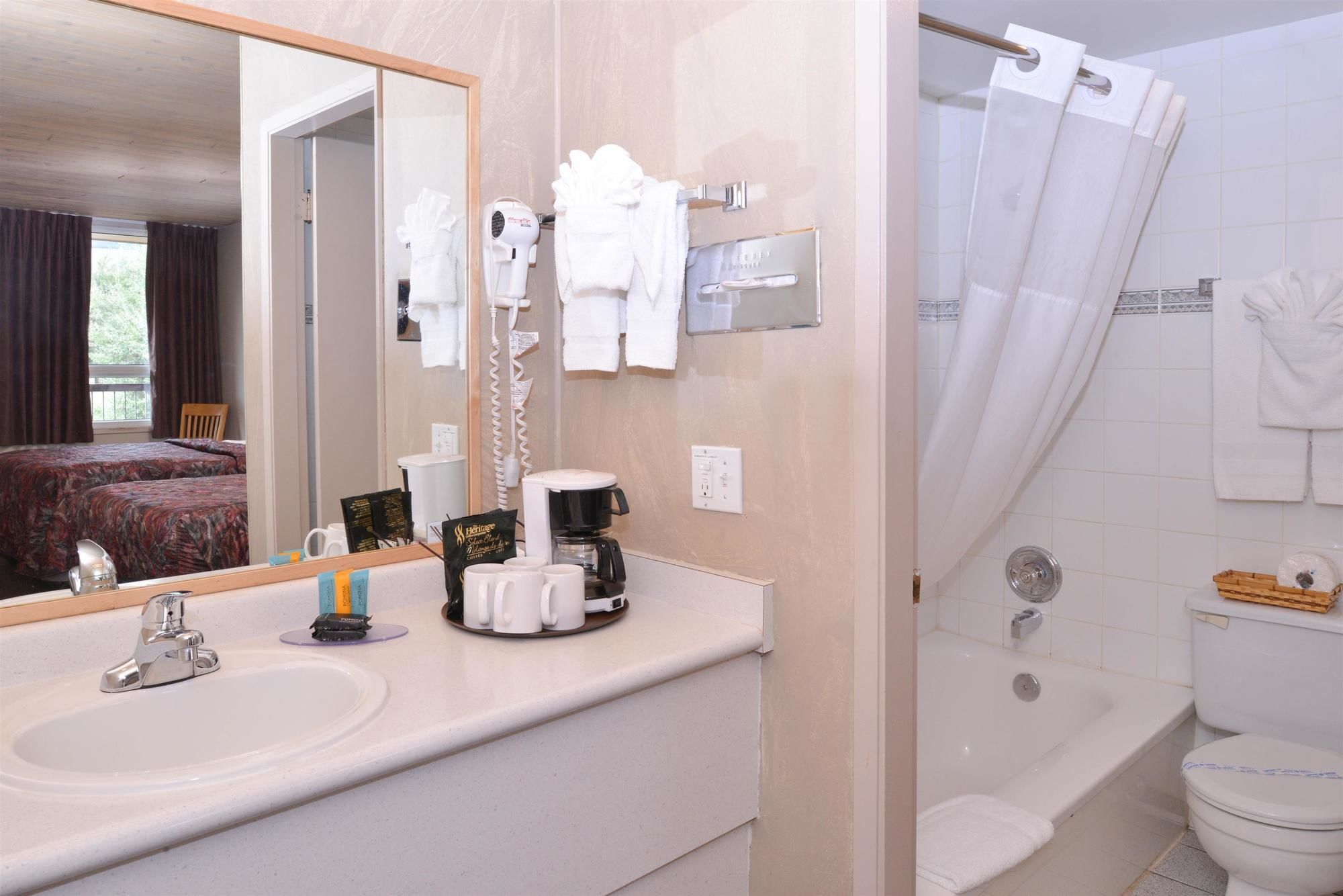 Фото Canadas Best Value Inn & Suites Fernie