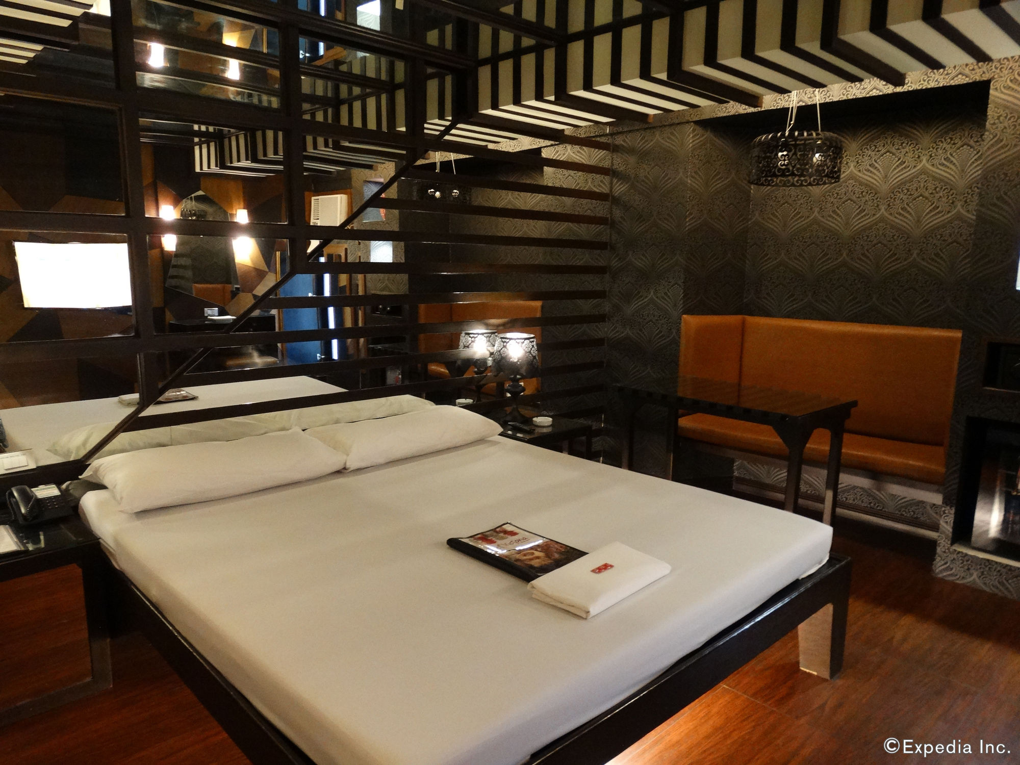 Фото Victoria Court Cuneta